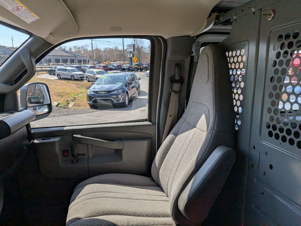 2017 GMC Savana Image 17