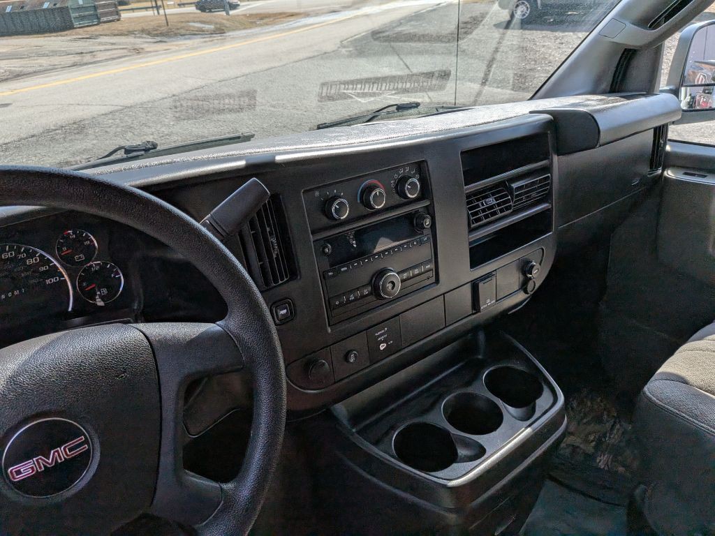 2017 GMC Savana Image 18