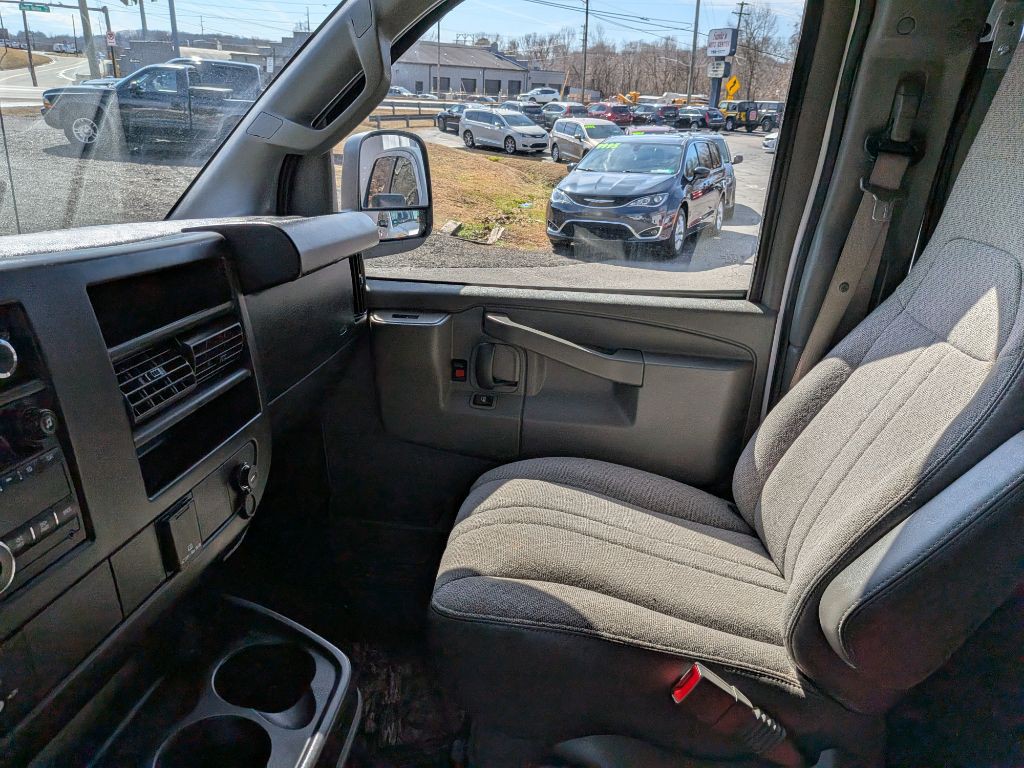 2017 GMC Savana Image 19