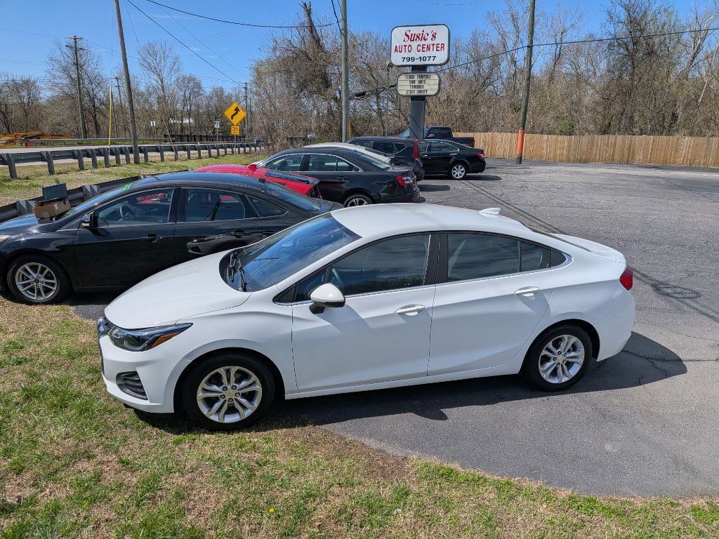 2019 Chevrolet Cruze Image 2