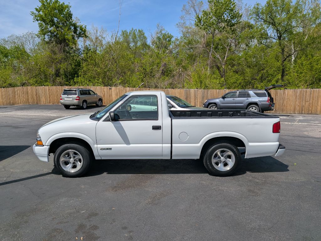 1999 Chevrolet S10 Image 2