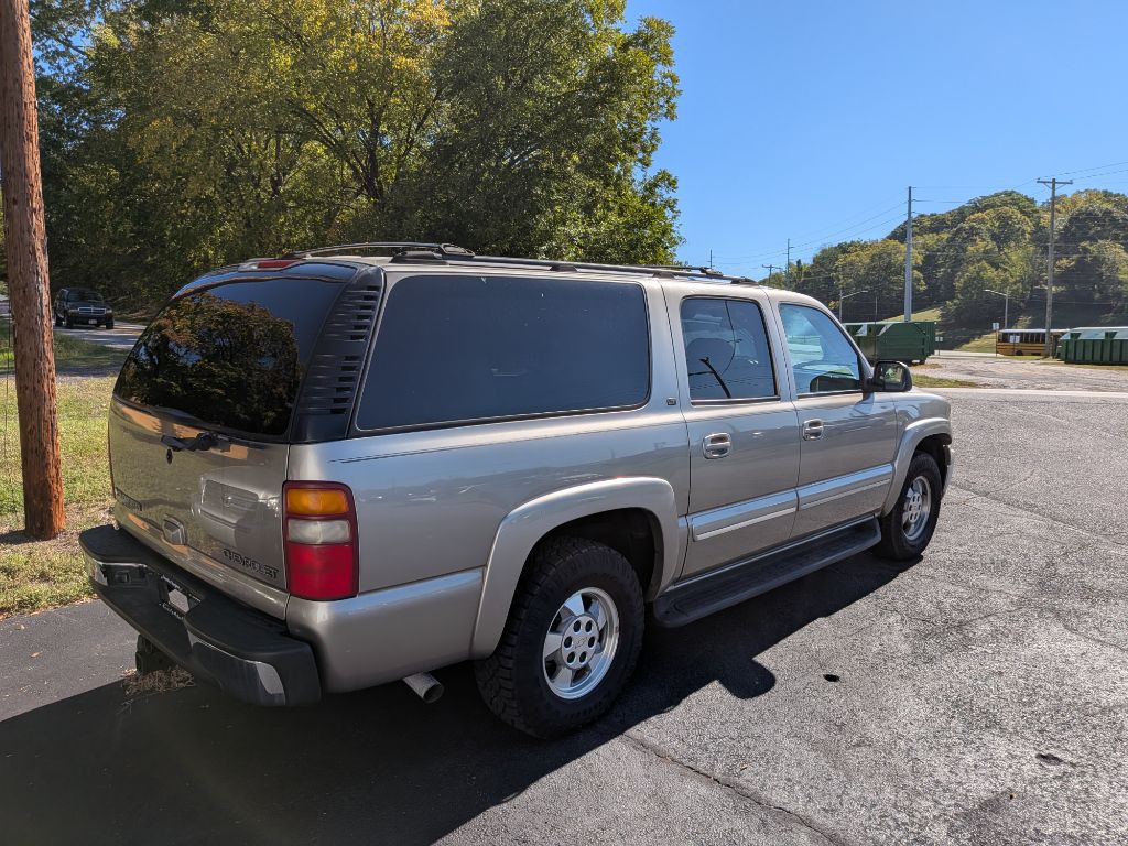 2002 Chevrolet Suburban Image 2