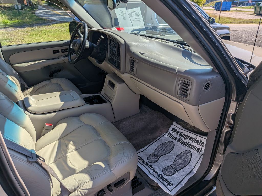 2002 Chevrolet Suburban Image 8