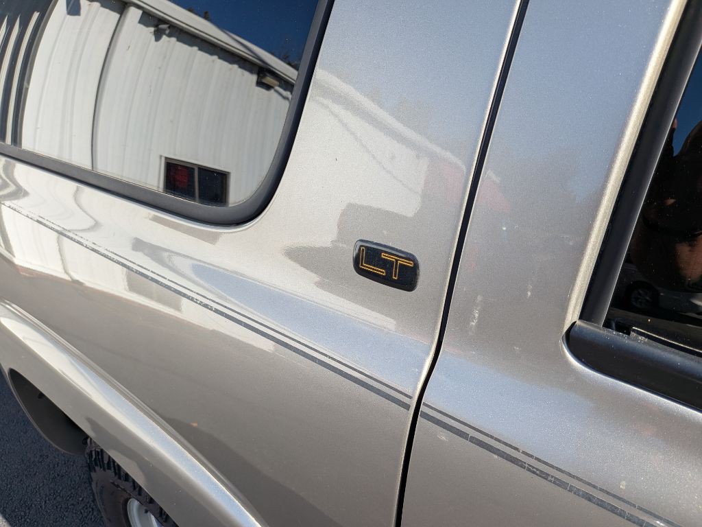 2002 Chevrolet Suburban Image 9