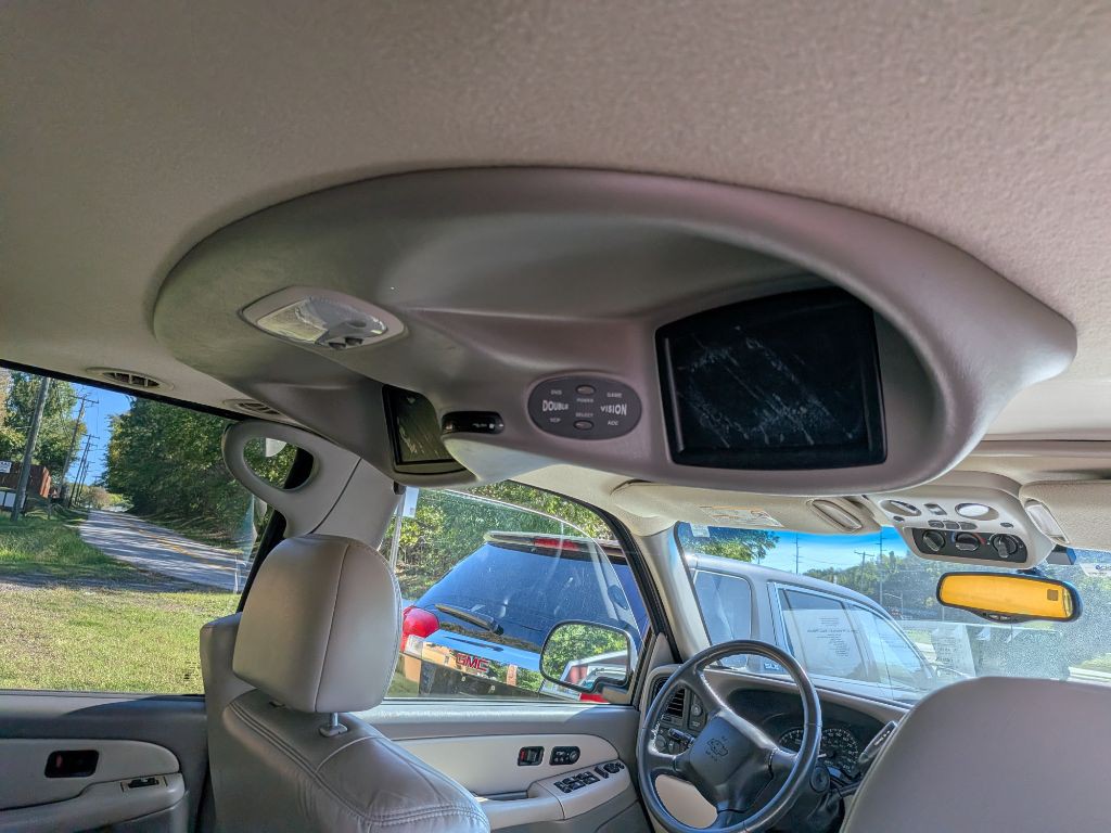 2002 Chevrolet Suburban Image 11