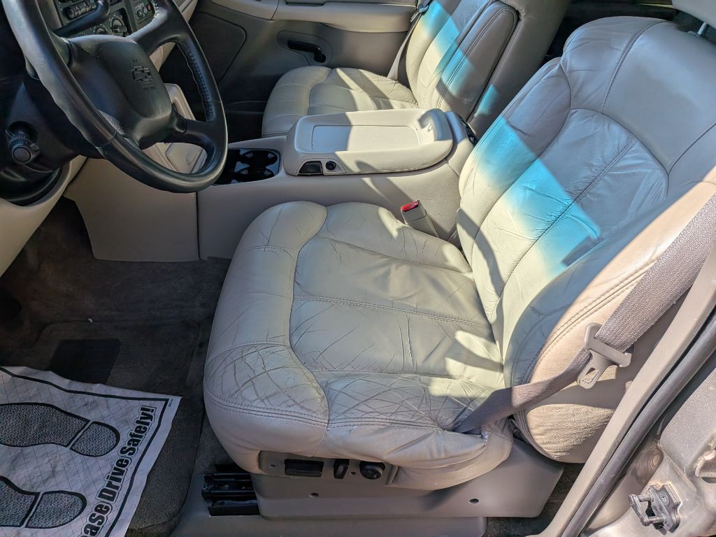 2002 Chevrolet Suburban Image 21