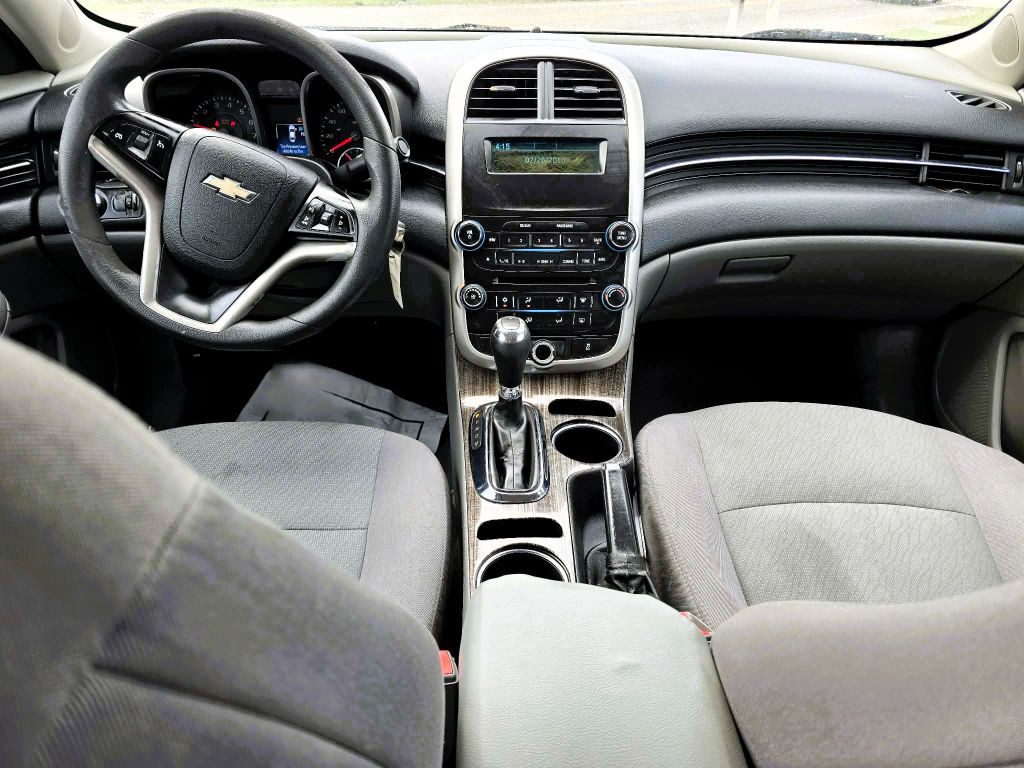 2014 Chevrolet Malibu Image 2