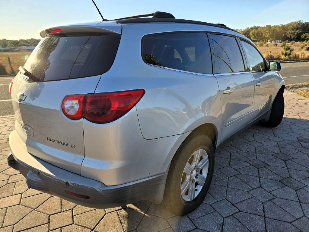 2010 Chevrolet Traverse Image 2