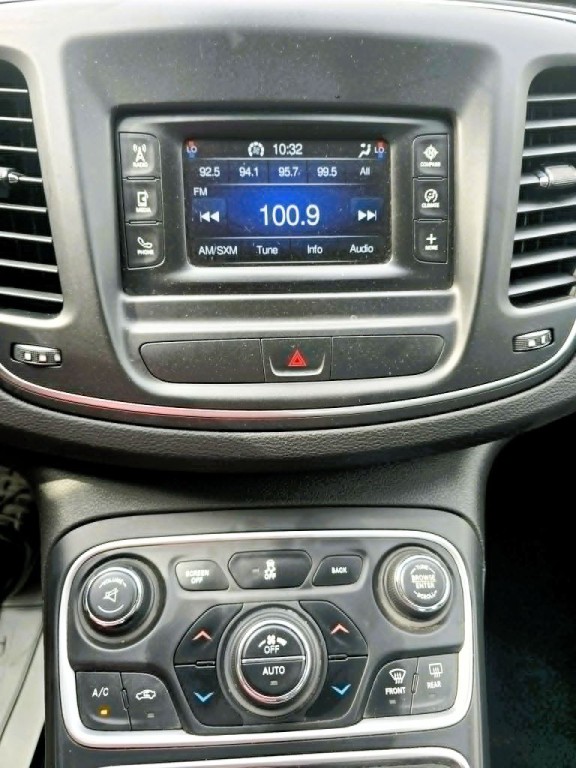 2015 Chrysler 200 Image 4
