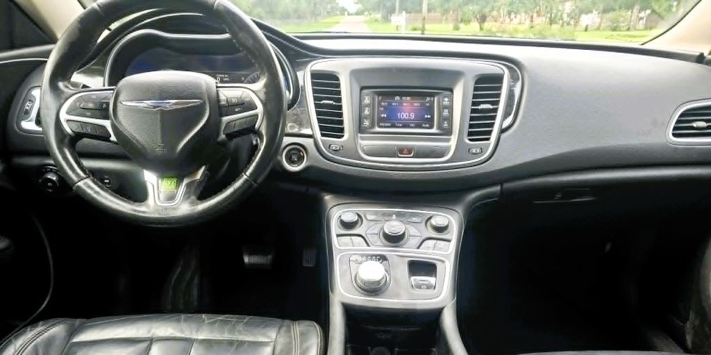 2015 Chrysler 200 Image 5