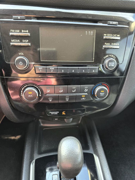 2016 Nissan Rogue Image 2