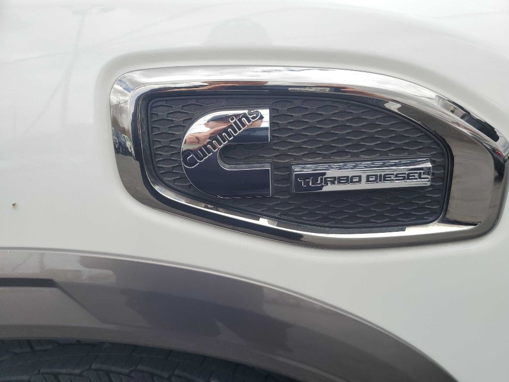 2019 Nissan Titan Image 3