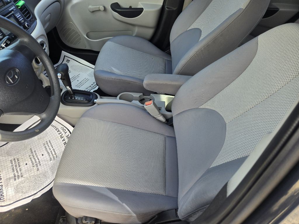 2010 Hyundai Accent Image 8