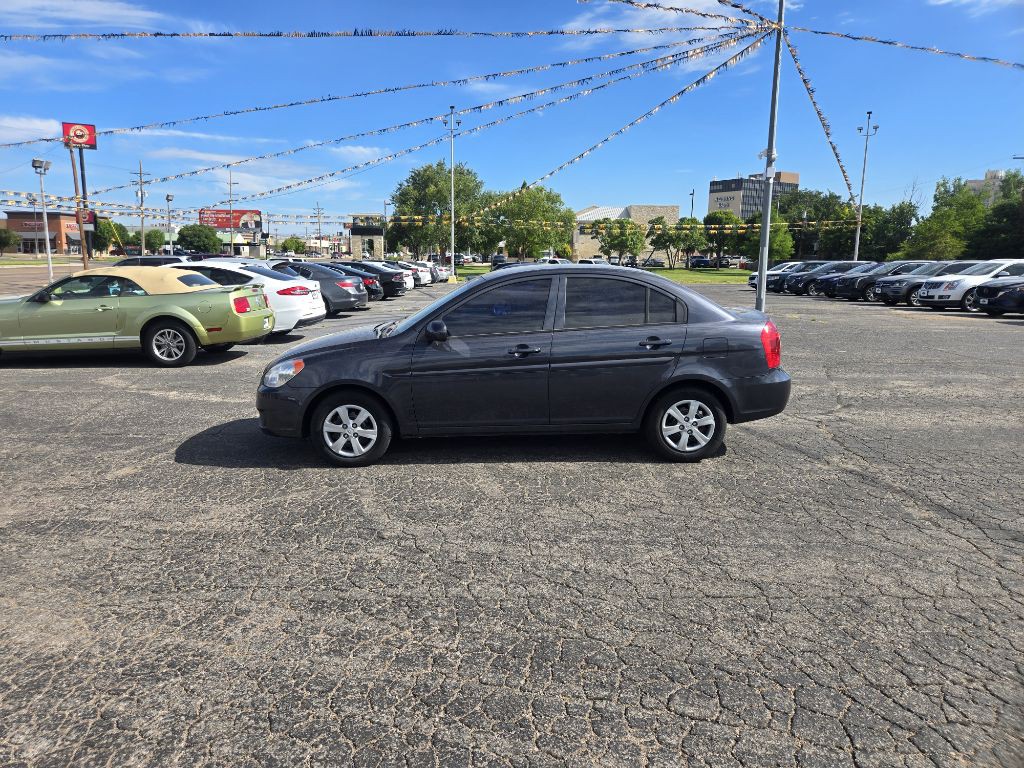 2010 Hyundai Accent Image 2