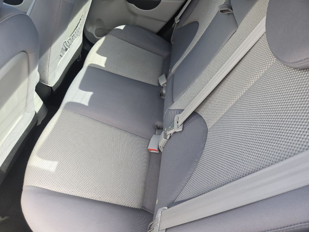 2010 Hyundai Accent Image 5