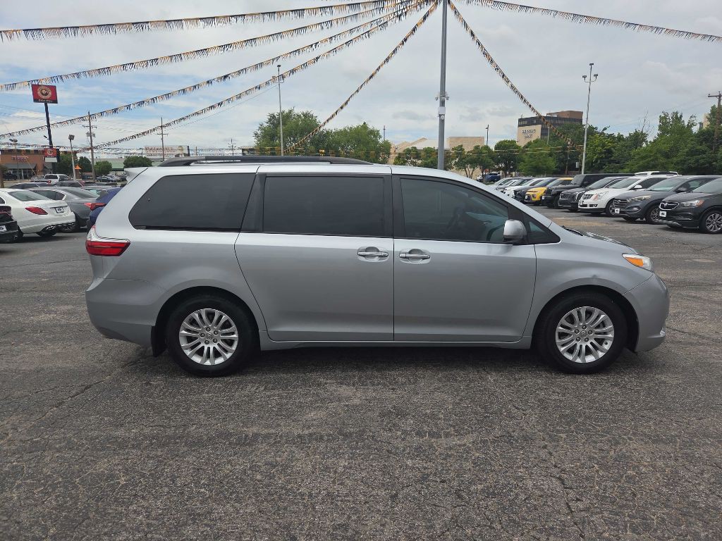 2016 Toyota Sienna Image 1
