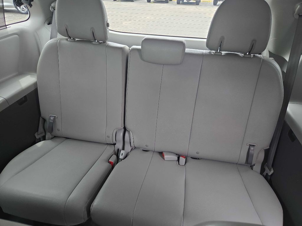 2016 Toyota Sienna Image 7