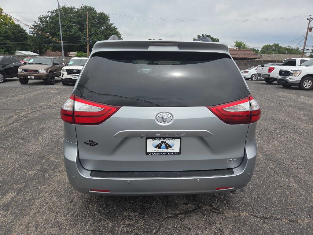 2016 Toyota Sienna Image 8