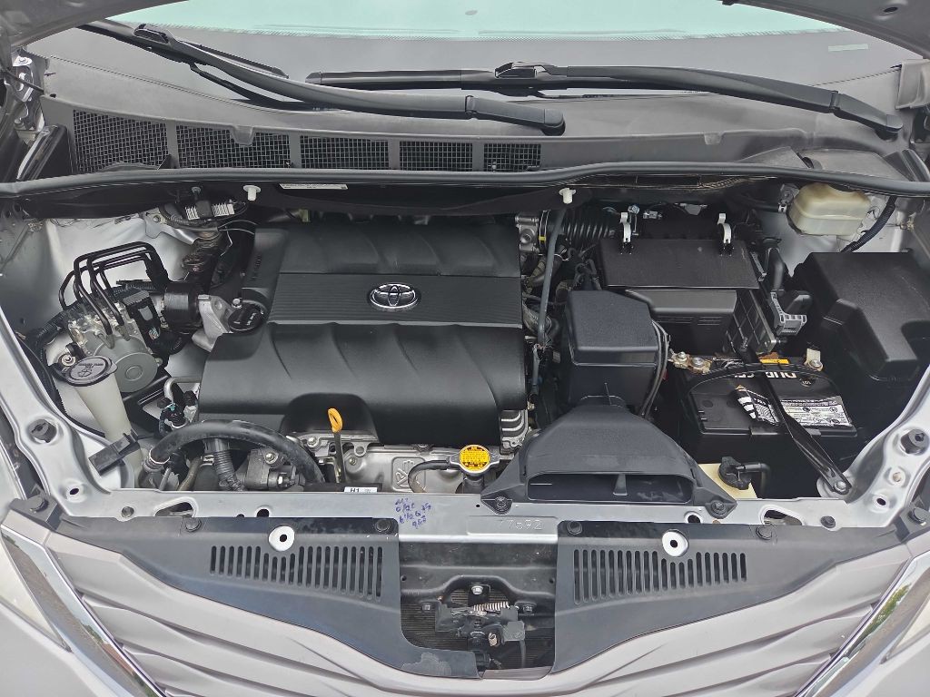 2016 Toyota Sienna Image 27