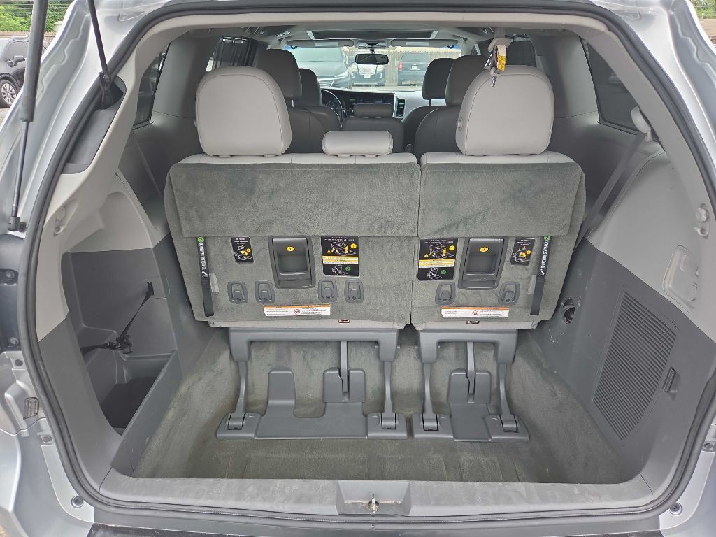 2016 Toyota Sienna Image 29