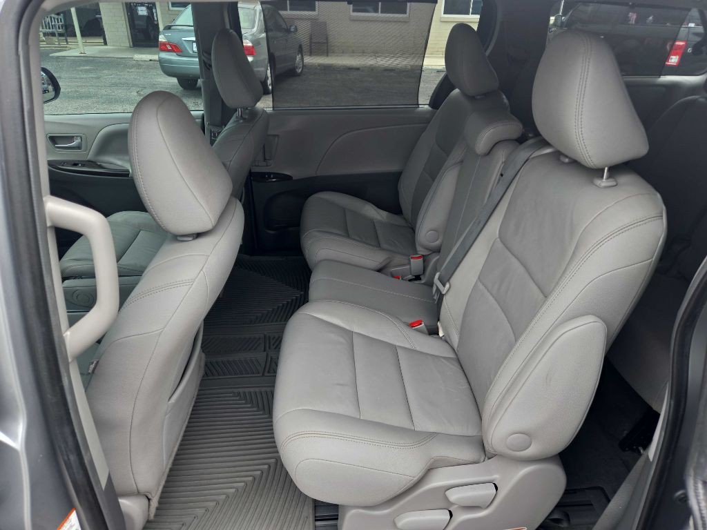 2016 Toyota Sienna Image 33