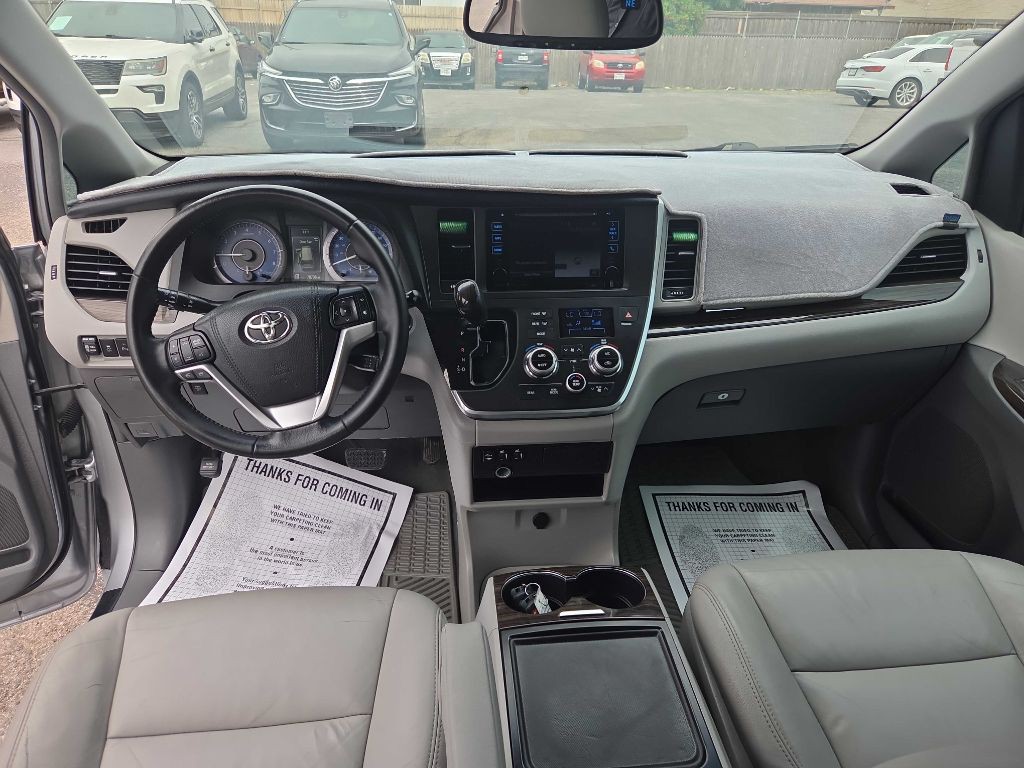 2016 Toyota Sienna Image 37