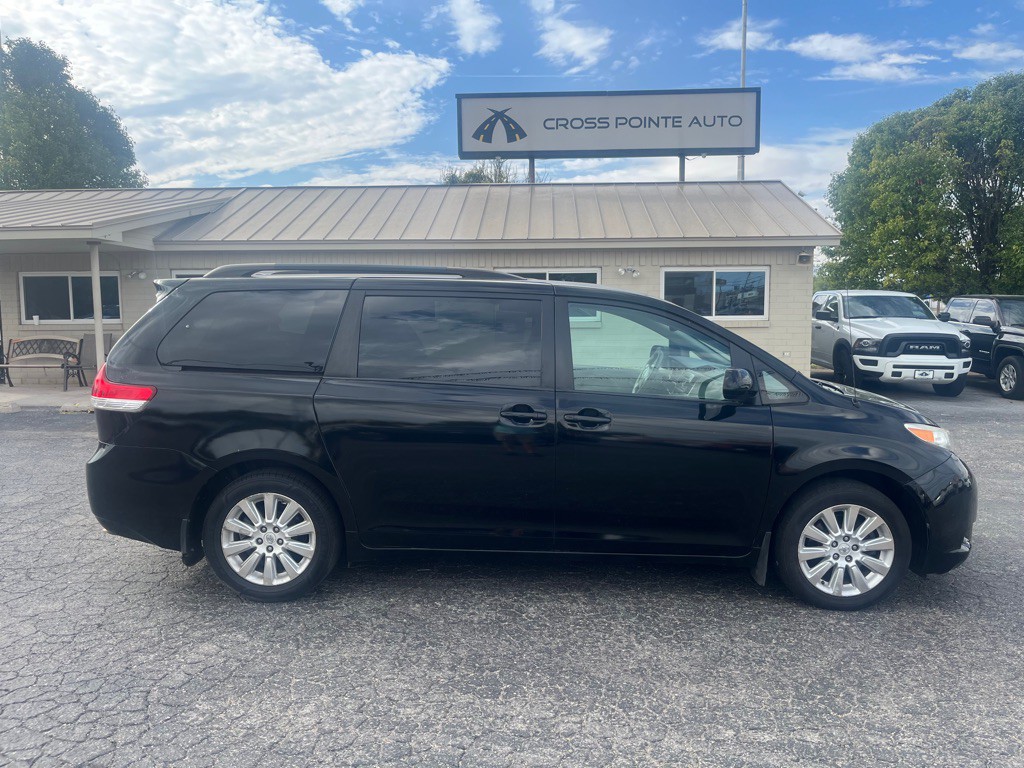 2012 Toyota Sienna Image 1