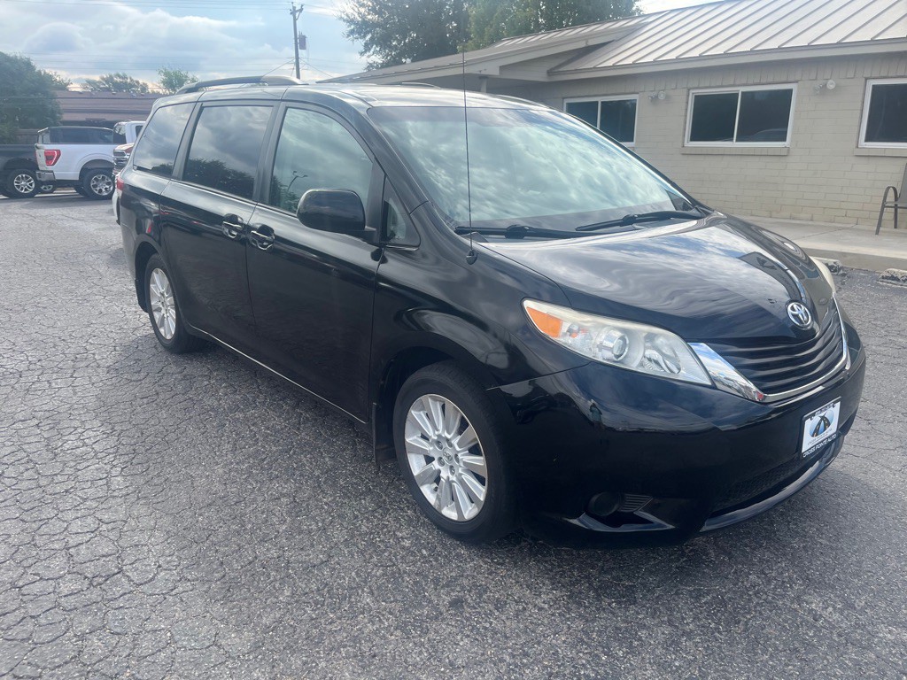 2012 Toyota Sienna Image 2