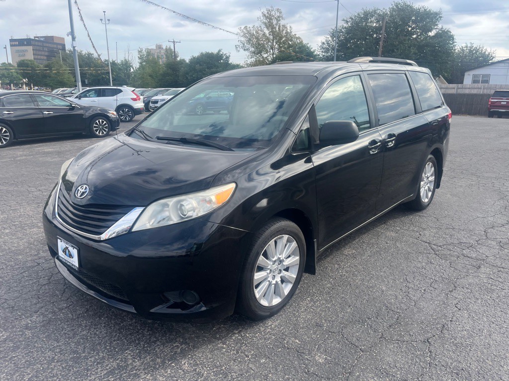 2012 Toyota Sienna Image 4