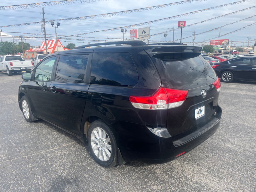 2012 Toyota Sienna Image 6