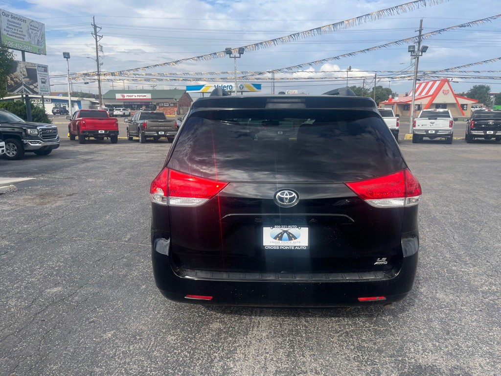 2012 Toyota Sienna Image 7