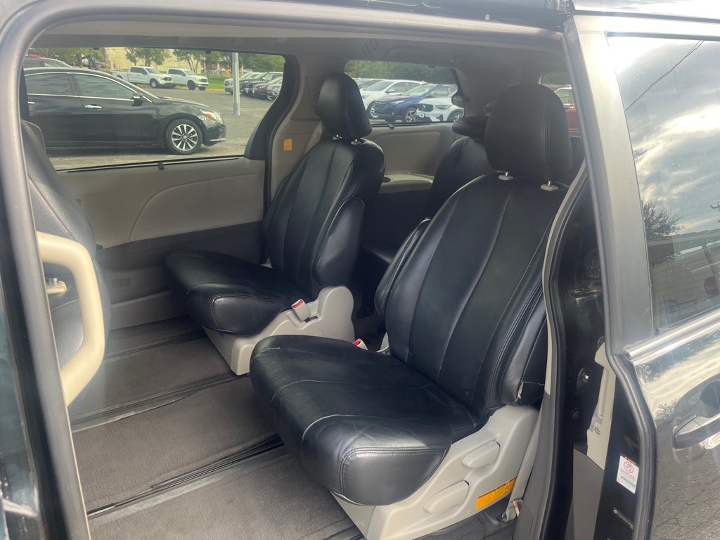 2012 Toyota Sienna Image 10