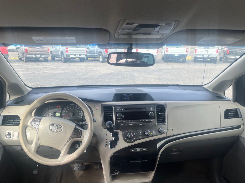 2012 Toyota Sienna Image 11