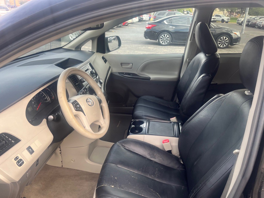 2012 Toyota Sienna Image 12