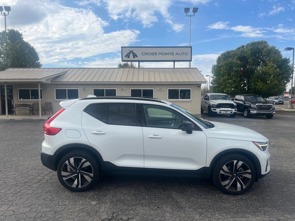 2024 Volvo XC40 Image 1