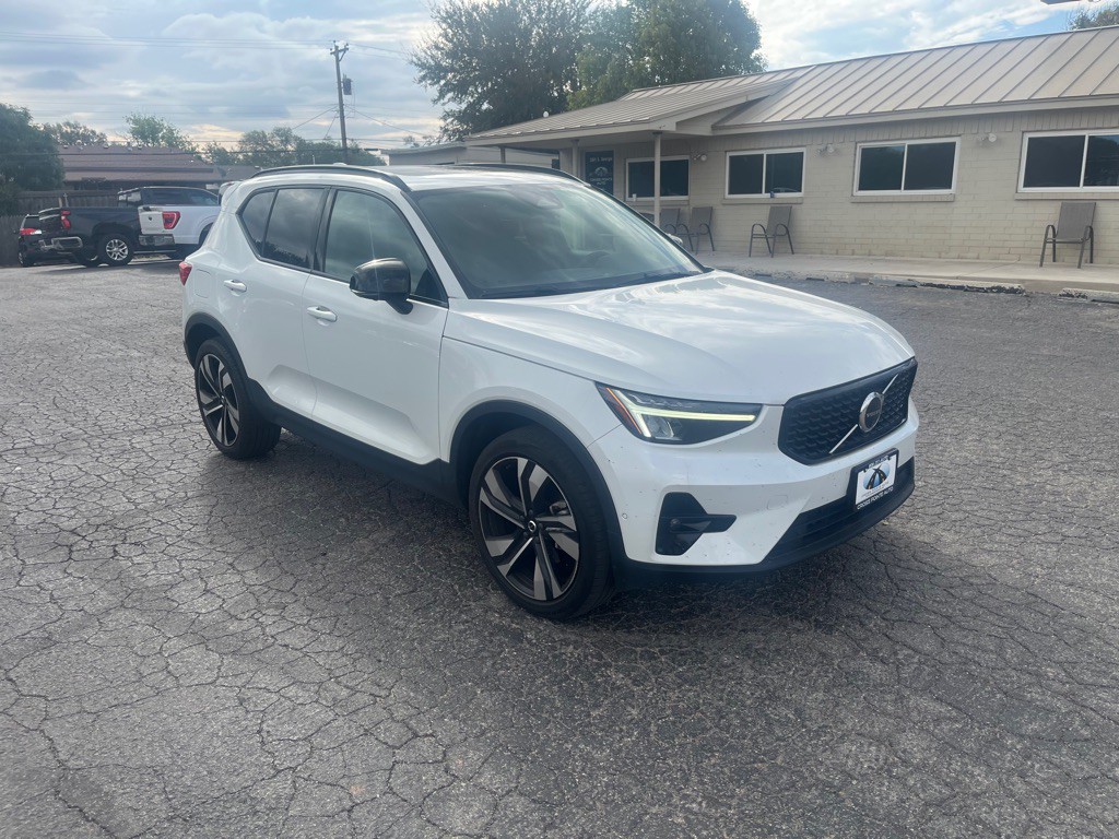 2024 Volvo XC40 Image 2