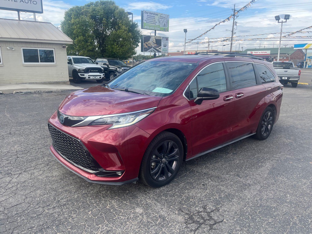 2022 Toyota Sienna Image 2