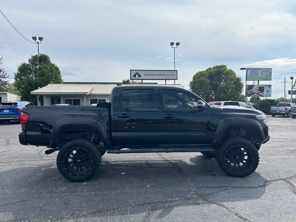 2018 Toyota Tacoma Image 1