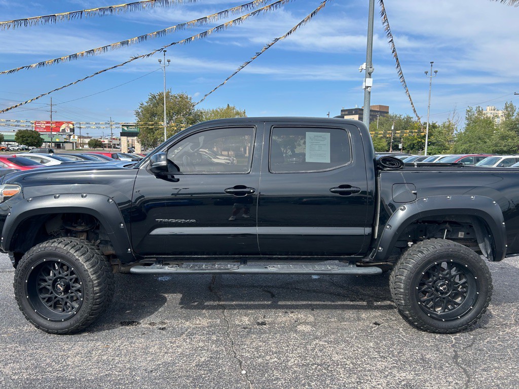 2018 Toyota Tacoma Image 2