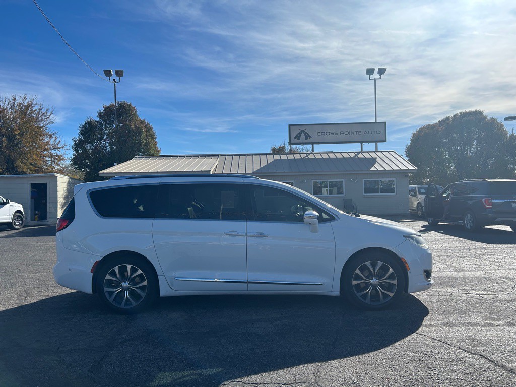 2017 Chrysler Pacifica Image 2
