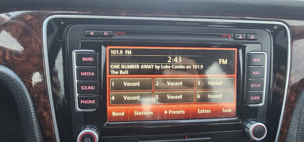 2013 Volkswagen Passat Image 14