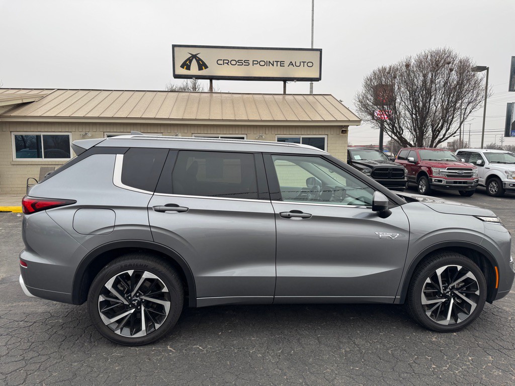 2023 Mitsubishi Outlander Image 1