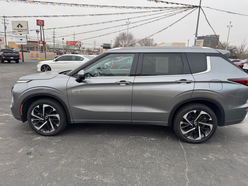 2023 Mitsubishi Outlander Image 2