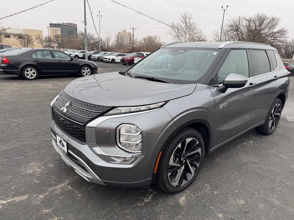 2023 Mitsubishi Outlander Image 3