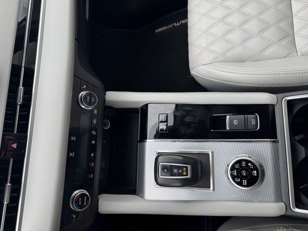 2023 Mitsubishi Outlander Image 10