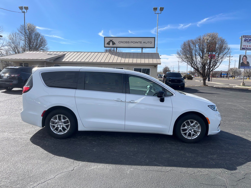 2024 Chrysler Pacifica Image 1