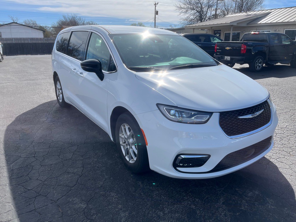 2024 Chrysler Pacifica Image 2