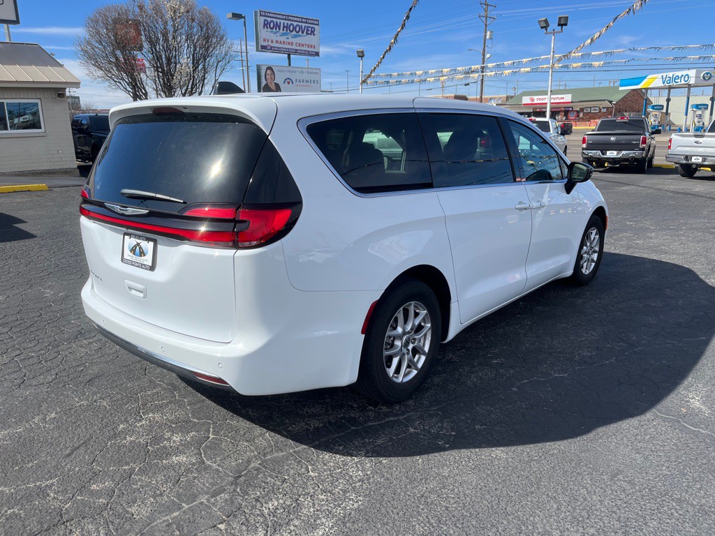 2024 Chrysler Pacifica Image 8
