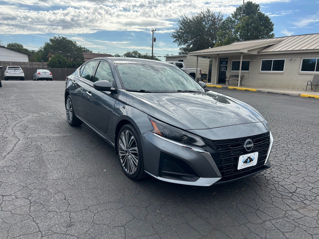 2023 Nissan Altima Image 2