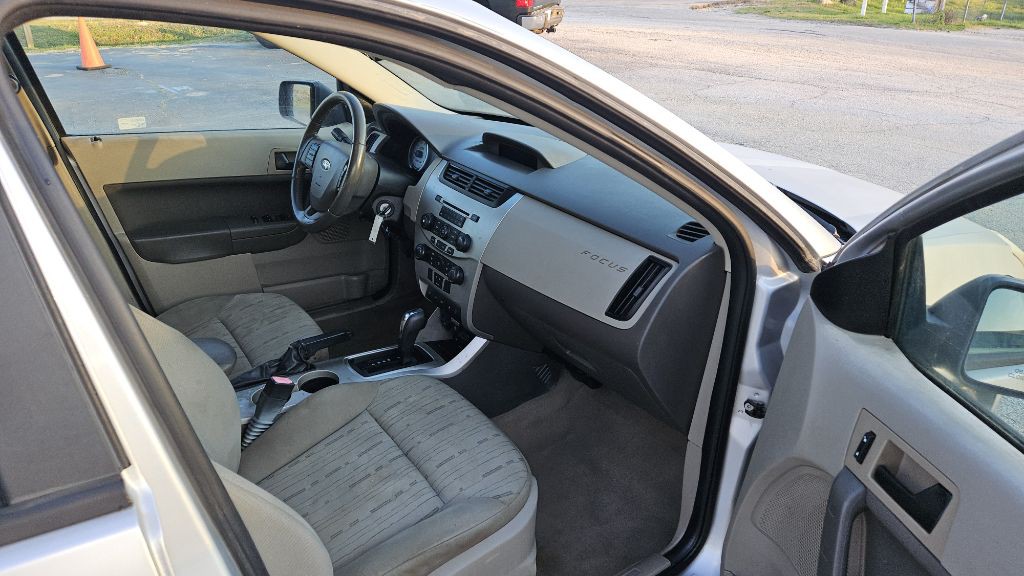 2010 Ford Focus Image 8